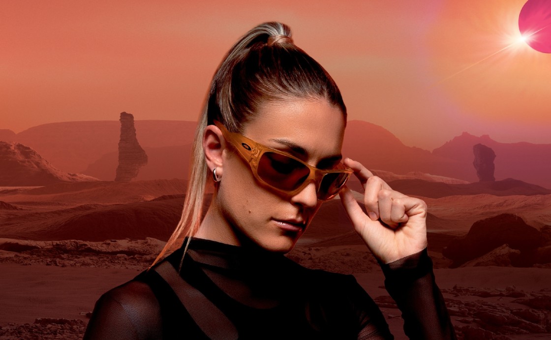 Oakley: Frau mit Brille